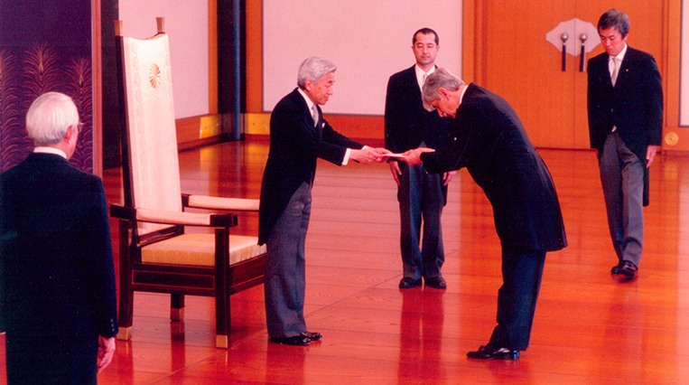 Dr. Francisco Sierra, Embajador de Colombia en Japón 2002